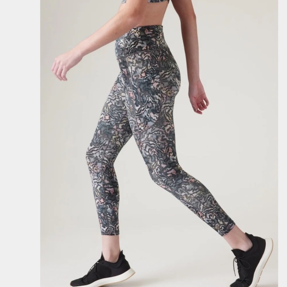 Athleta Ultimate Stash 7/8 Tight - Kinetic Abstract Multi - Size XS - Picture 3 of 14
